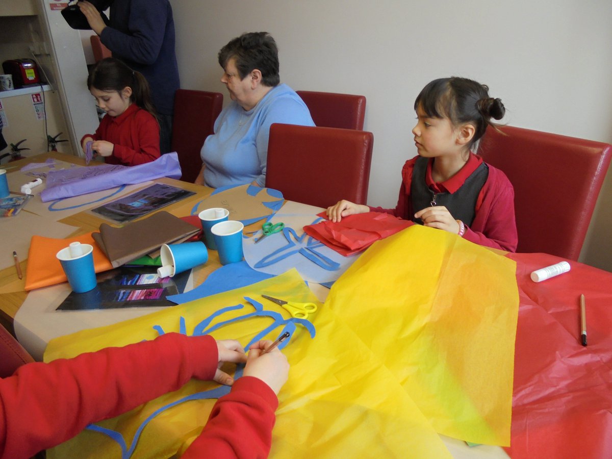SouthvillePri's tweet photo. Working in the Community
Last week 6 children from Koala class went to Gaywood House to work with the residents to make a Window Wanderland display. https://t.co/0bjhhbTaMN