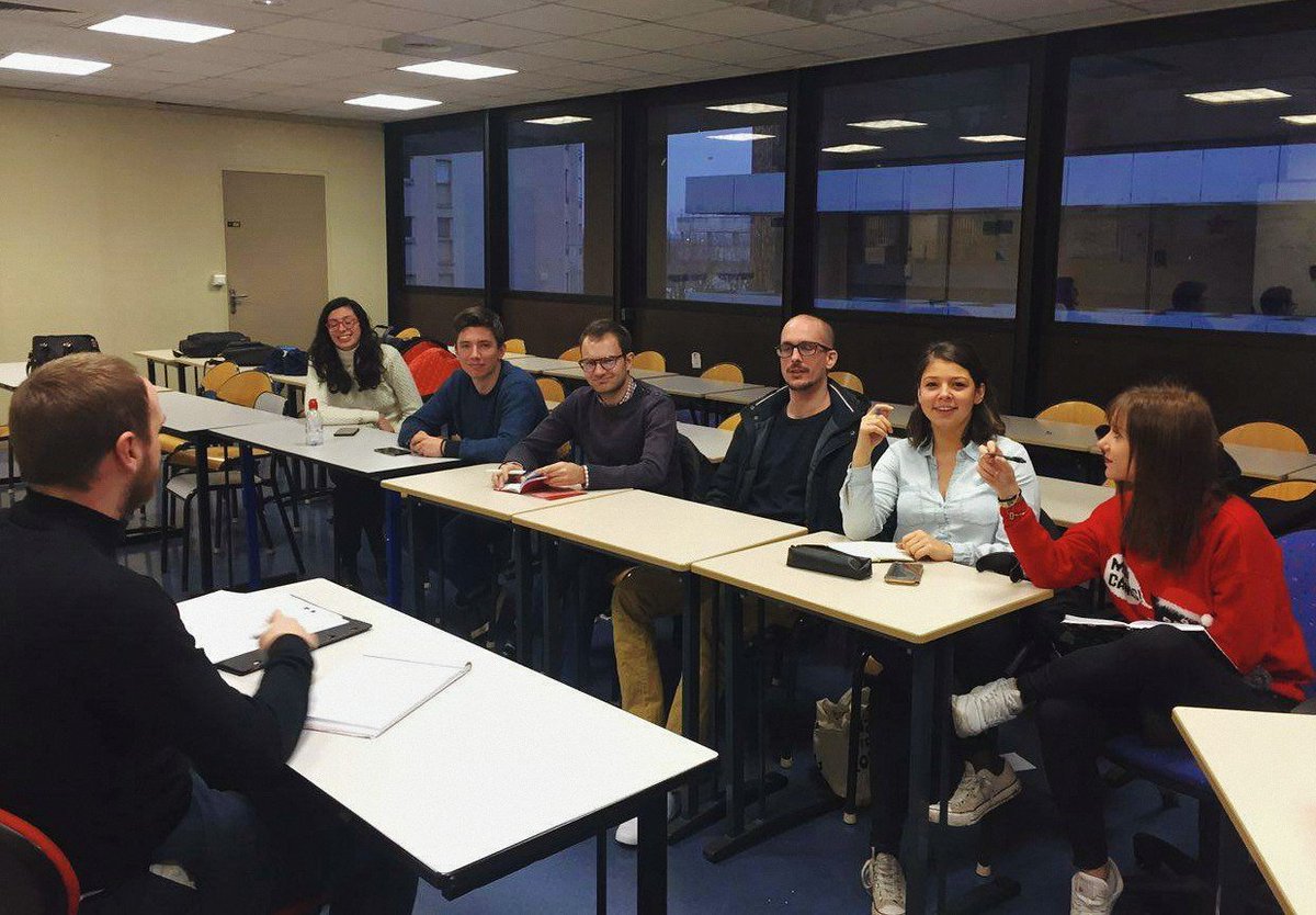 Réunion <a href="/ComUp_421/">Com'up Créteil</a> hier ➡️ masterclasses en préparation pour la <a href="/salle421/">Salle 421</a> ! #AffaireASuivre