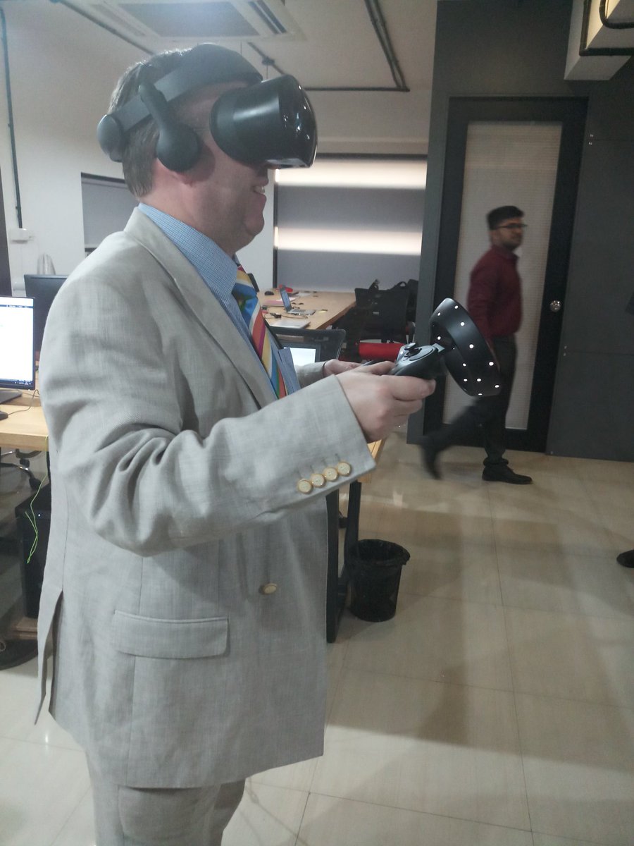 Andrew007Uk's tweet photo. @LoopReality @UKinIndia @GREATBritain I am immensely greatful and to convey that I am sharing a photo with my actual head.

Seriously impressed by what I saw and learned. https://t.co/Ewu24q6Xdl