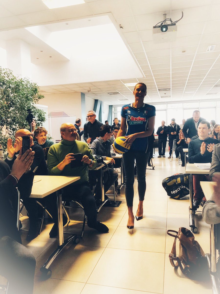 maucaccia's tweet photo. La maglia più bella! #speech #teambuilding #leadership #ethics #people #RenaissanceExperience👍👍 #ivalorinzienda👊👍 #Firenze2018 #DekaGroup https://t.co/5KDO3lBbHa