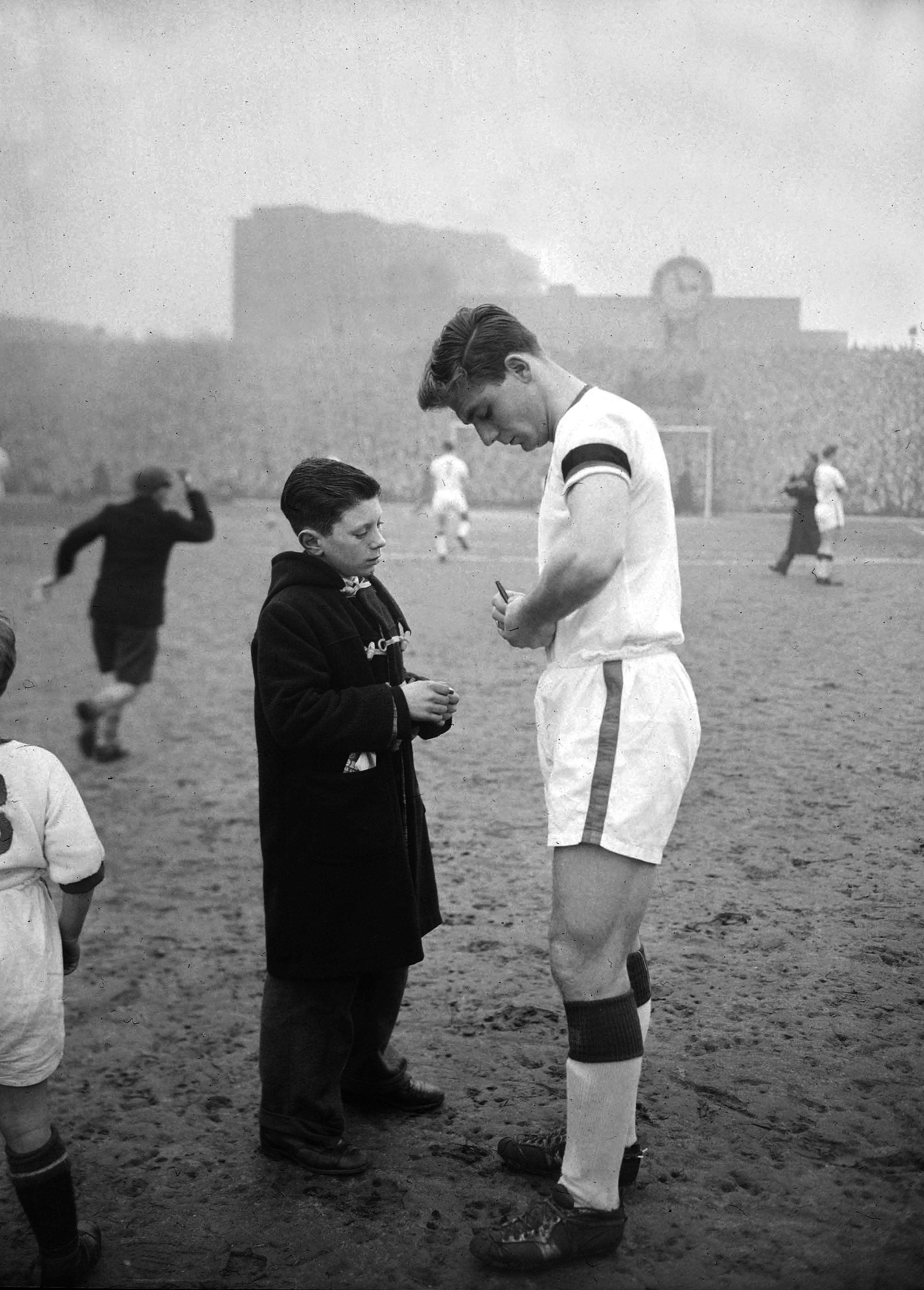 Arsenal on Twitter: "Manchester United legend Duncan Edwards at Highbury on  February 1, 1958, five days before the Munich air disaster. 60 years, never  forgotten #FlowersOfManchester https://t.co/lTA8NYBcN8" / Twitter