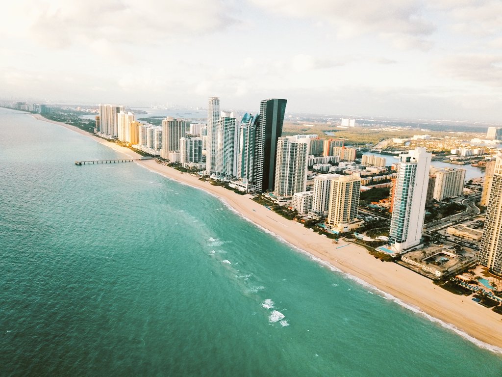 MrScottEddy's tweet photo. #MiamiBeach is looking beautiful this morning. #LuxuryTravel #Miami #Florida #Drone https://t.co/DmwV42ouSE