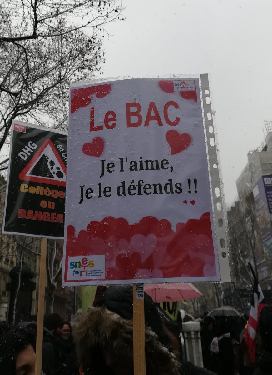 SVenetitay's tweet photo. Une affiche du @SNESVersailles qui rencontre un succès certain #Bac2021 #RapportMathiot https://t.co/7CaPhVIQGH