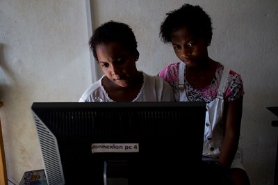 Icyberczar's tweet photo. Do you remember the 1st time you went online?
More than 175,000 children go online for the 1st time every day – giving them great opportunities, but also exposing them to grave risks → https://t.co/r75TeG5h3C #SaferInternetDay #SID2018 #FPBSID2018 #CyberAware #PrivacyAware https://t.co/A9Hx2htJok