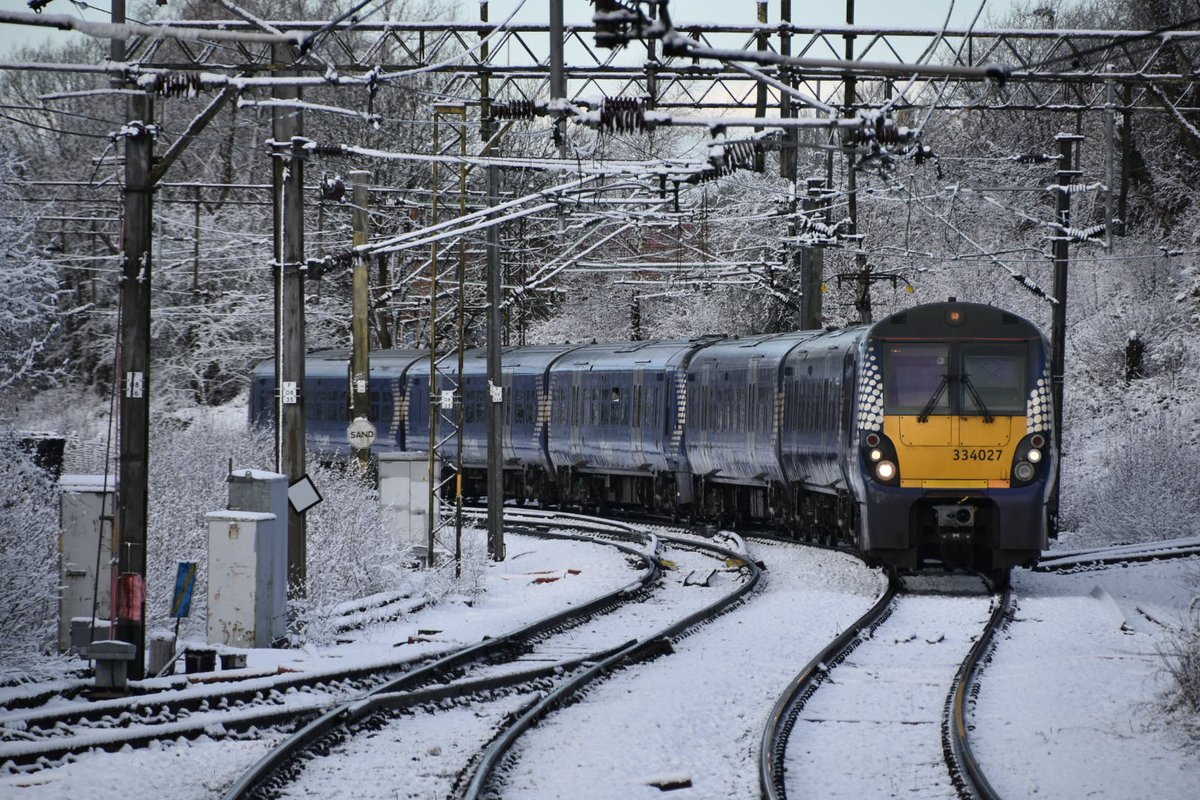 DavidMcOakley's tweet photo. There's sNOw stopping the trains. #scotrail @ScotRail #whatsnow #pretenditsnotthere @NetworkRailSCOT @RAIL https://t.co/BWIsDg5YFf