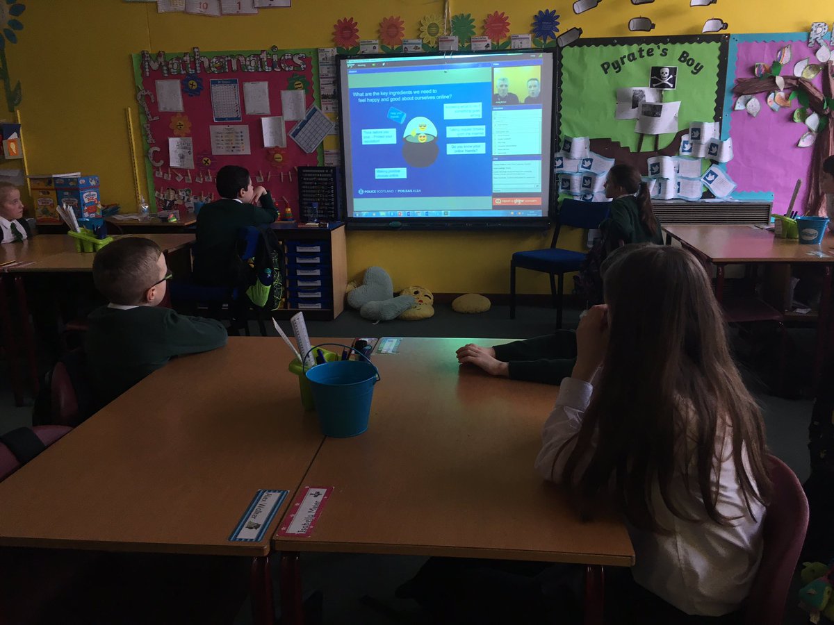MissC_StP's tweet photo. We are taking part in a #glowmeet with @policescotland for #internetsafetyday2018 https://t.co/ATdFgt379K