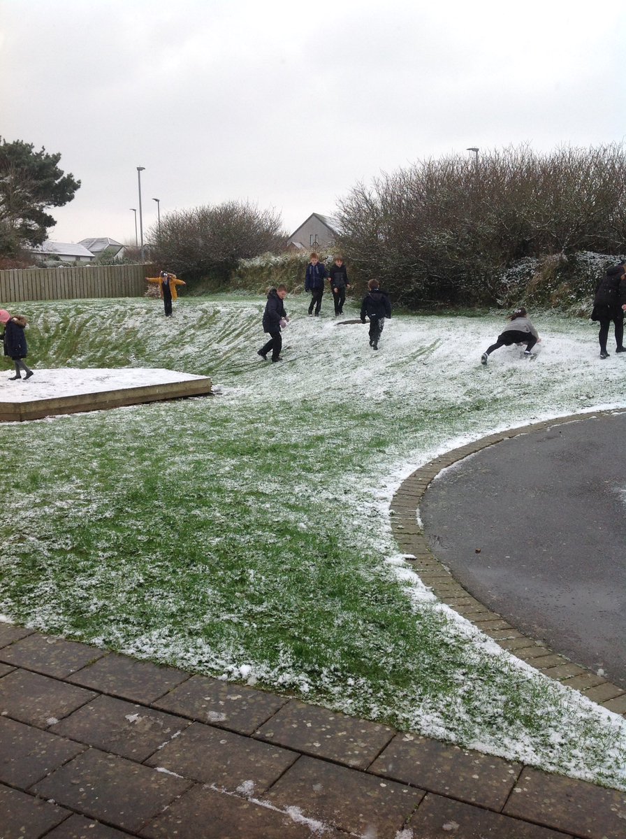 StIsseySchool's tweet photo. No wet play today! Snow inspired active playtime. #activeschools #stisseyrocks https://t.co/CkyJXNT5Qp