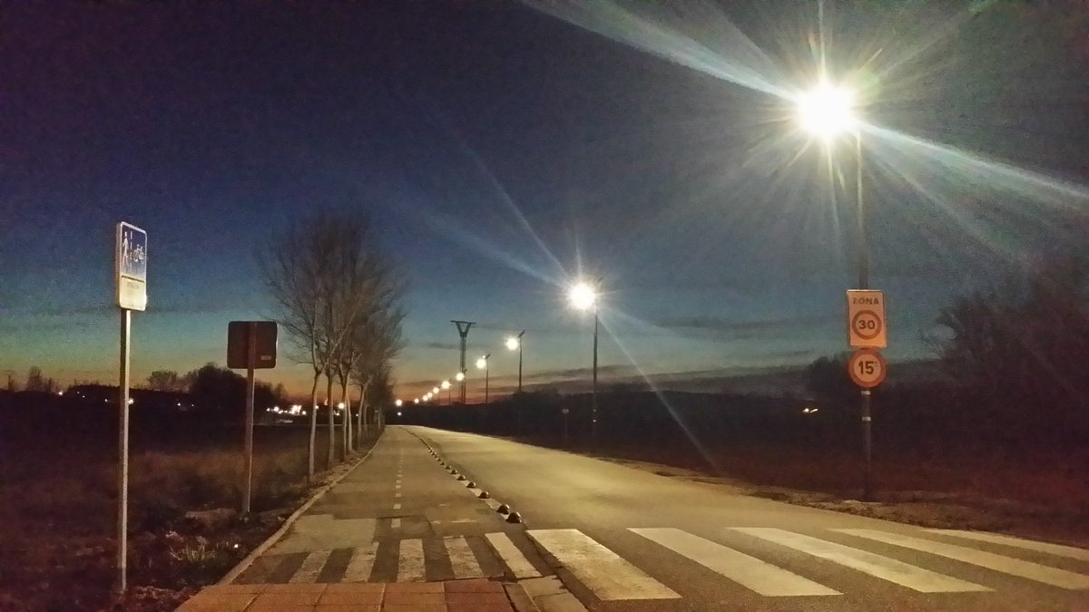LightBlue_Solar's tweet photo. Las #FarolasSolares #LightBlueFS30L iluminan los accesos a Villalbilla desde #Burgos mejorando la #SeguridadVial en #carreteras.
#EficienciaEnergética #AlumbradoPúblico #Iluminación #LED #EnergíaSolar
https://t.co/MObkyQmA3l https://t.co/F2AvFFJja6