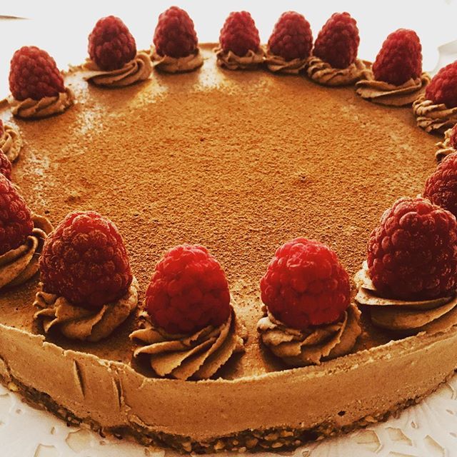 satu_malinen's tweet photo. Who can resist the coolest mint chocolate raw cake? 😎🍰😛#rawcakes #rawbaking #soulfood #healthyfood #rawfood #raakakakku #raakaruoka #satunihanaelama #entrepreneur #mybusiness #ladyenterprenuer https://t.co/xpZekC0zn4 https://t.co/NSfaVWFtB4