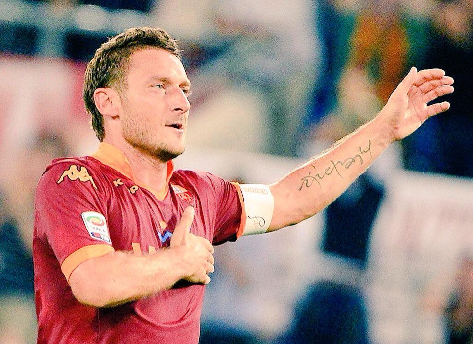 FDescifrado's tweet photo. “Fui infiel a mis novias, pero no traicionaré a la Roma ni portaré otro escudo en mi pecho”. Francesco Totti. https://t.co/AQZQxdOBMq