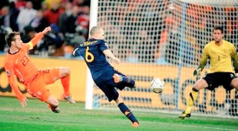 FDescifrado's tweet photo. “Con 12 años, mi padre ahorró tres meses para comprarme unas botas. Ahora, cuando me pongo unas, me acuerdo de donde vengo”. Andrés Iniesta. https://t.co/hRL7b1gTgj