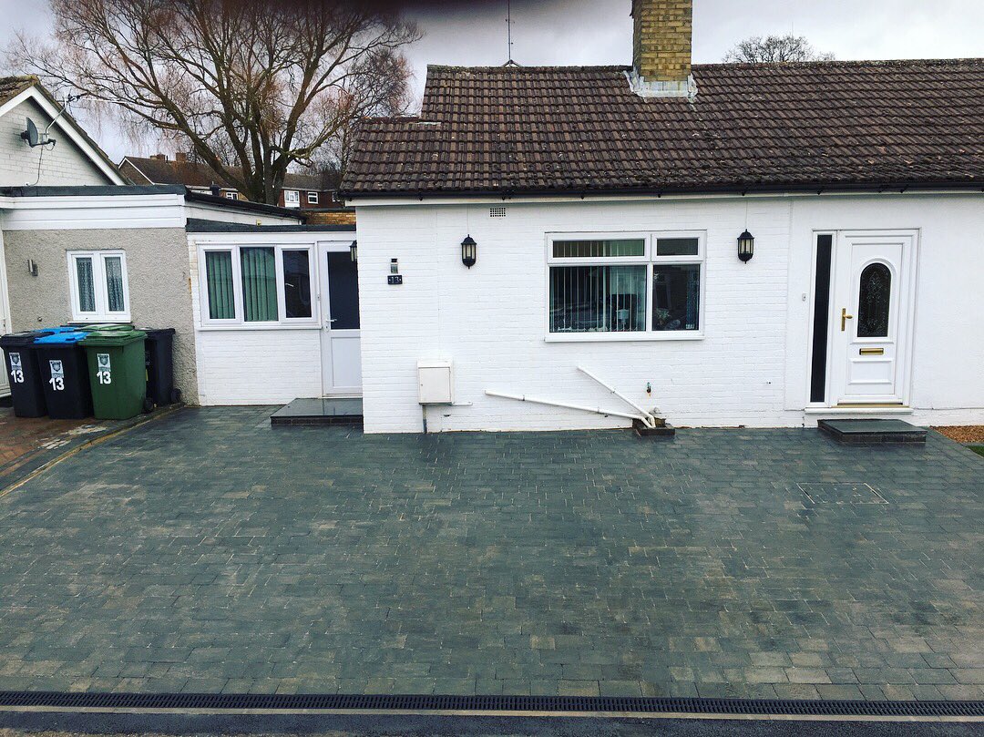 groundcraft_pro's tweet photo. A front garden we transformed into a large driveway area 👌🏼 #groundcraftprojects @NeilAndrewMess1 https://t.co/nyNURjivVa