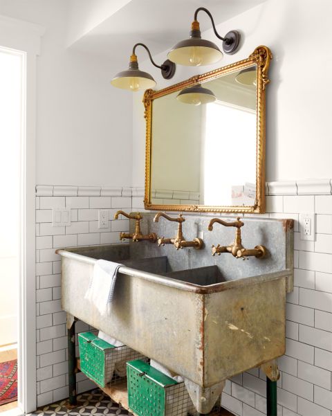 homeoholicc's tweet photo. #BathroomDecor
Salvaged Sink 
New brass faucets turned this farm sink into a stylish wash station
#HomeDecor #DecorTips #HomeInterior #Bathrooms #BathroomIdeas https://t.co/pEjDiBoRSc