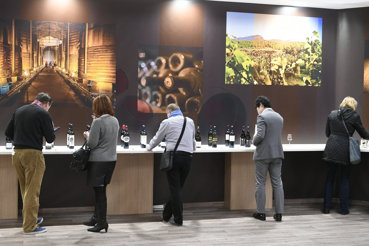 #Vinisud : sur l’espace #Occitanie/ #SuddeFrance (Hall B1 – entrée Sud), découvrez l'«espace icônes » avec 45 vins haut de gamme, véritables « pépites » du FIA, très belle vitrine mettant en valeur le travail d’orfèvre des viticulteurs régionaux. vins-fia.com/fr/