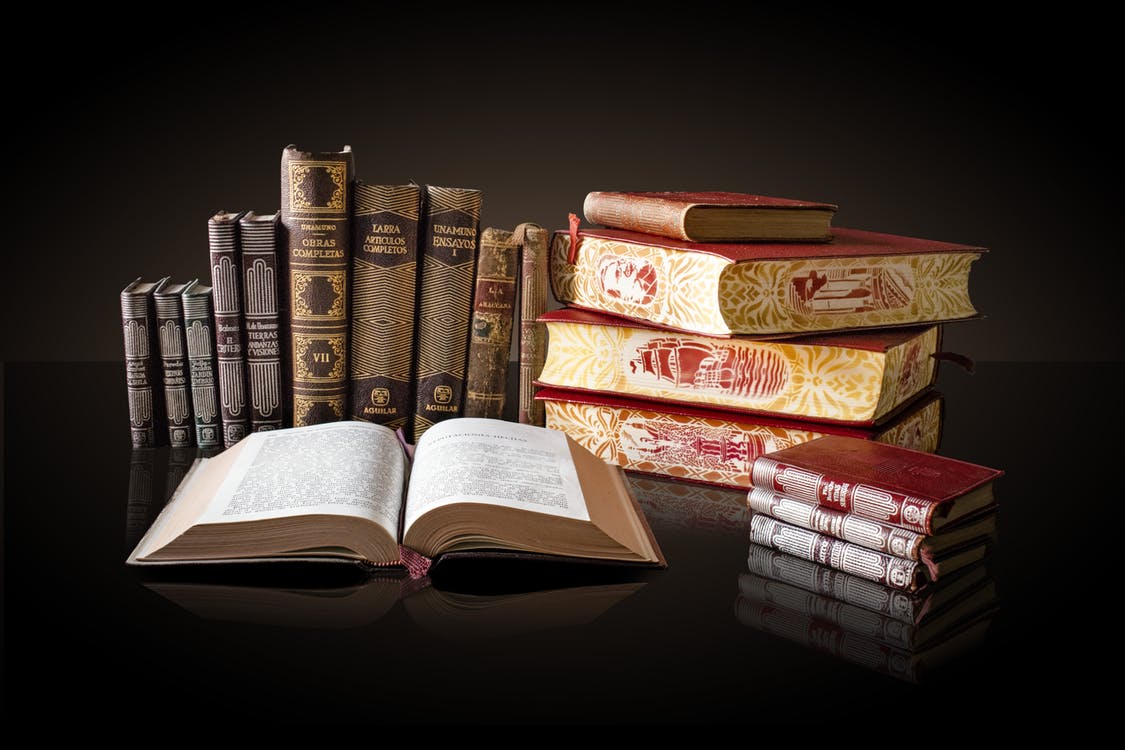 Lecturalia's tweet photo. ¿Buscas una primera edición o un libro complicado de conseguir? No te des por vencido y echa un vistazo a los artículos literarios ofrecidos en @CatawikiES, una plataforma online que subasta objetos singulares #subastas #subastasonline
https://t.co/RB6Bv2Uz08 https://t.co/NLSttCuxwa