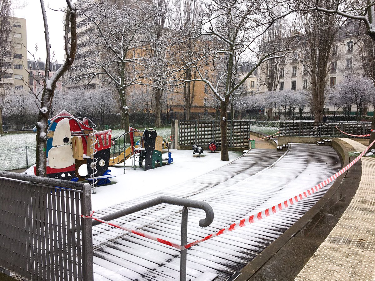 Pariisiin satoi sentti lunta ja lasten leikkipaikka suljettiin varotoimenpiteenä. #lumikaaos
