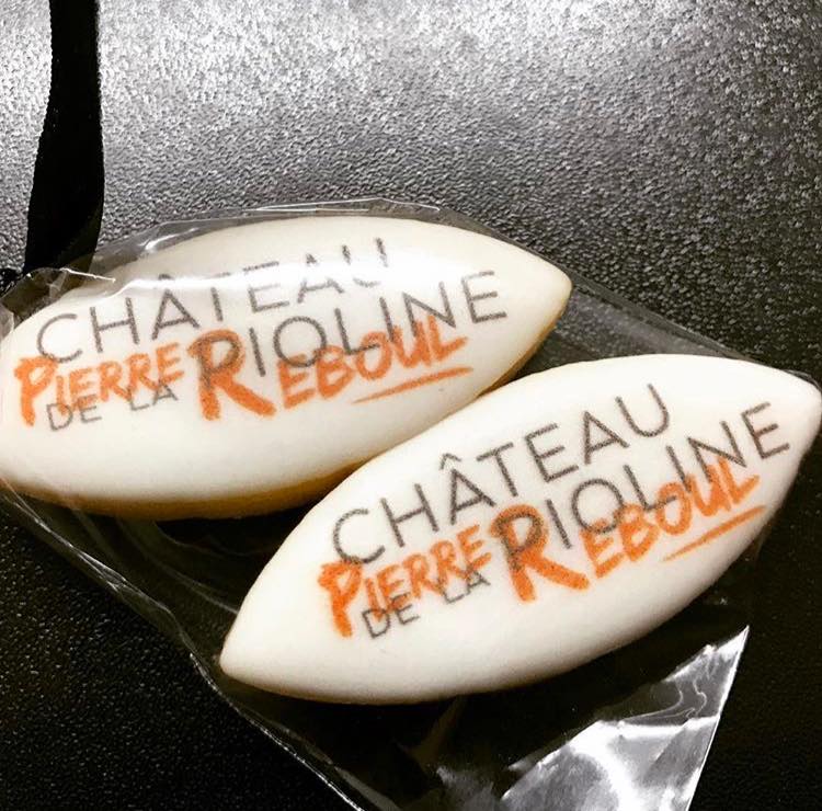 Le #calisson d'<a href="/Aix_Provence/">Aix-en-Provence Tourisme</a> se découvre en #chambre comme #cadeau de #bienvenue ! 
chateaudelapioline.com/fr/le-calisson…