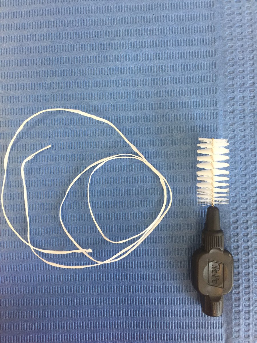 Mondzorg8erhoek's tweet image. Links: wat mensen wel eens gebruiken...Rechts: wat ze in werkelijkheid dagelijks nodig hebben... #WelkomBijDeMondhygienist