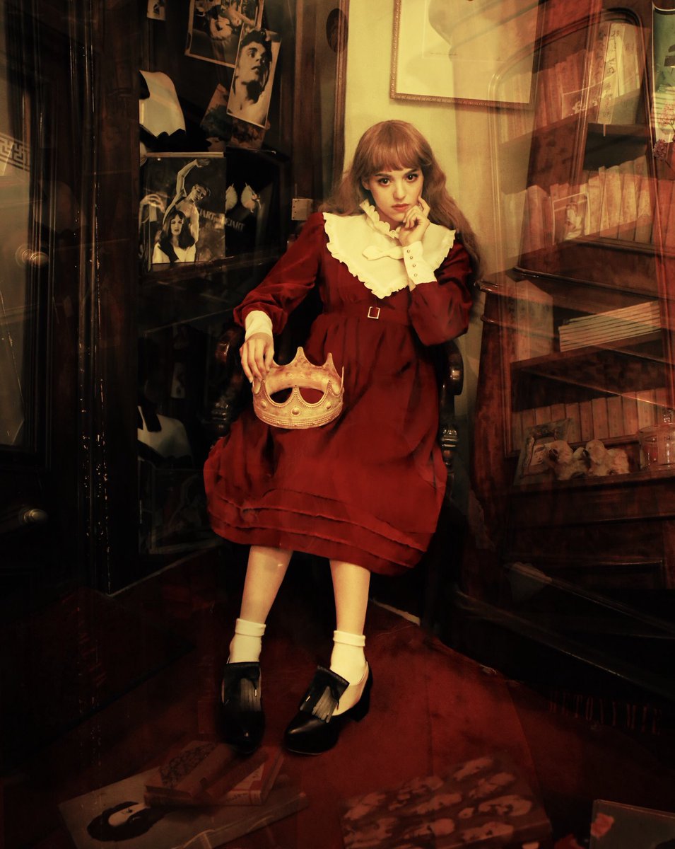 Pays Des Fees ペイデフェ Queen Aliceワンピース 金子國義先生の作品に度々登場する 女王に扮したアリス になれる赤い別珍のワンピースです 銀座三越限定 予約販売となります 先着4名様はその場でお渡しできます サイズ フリー ウエストベルト