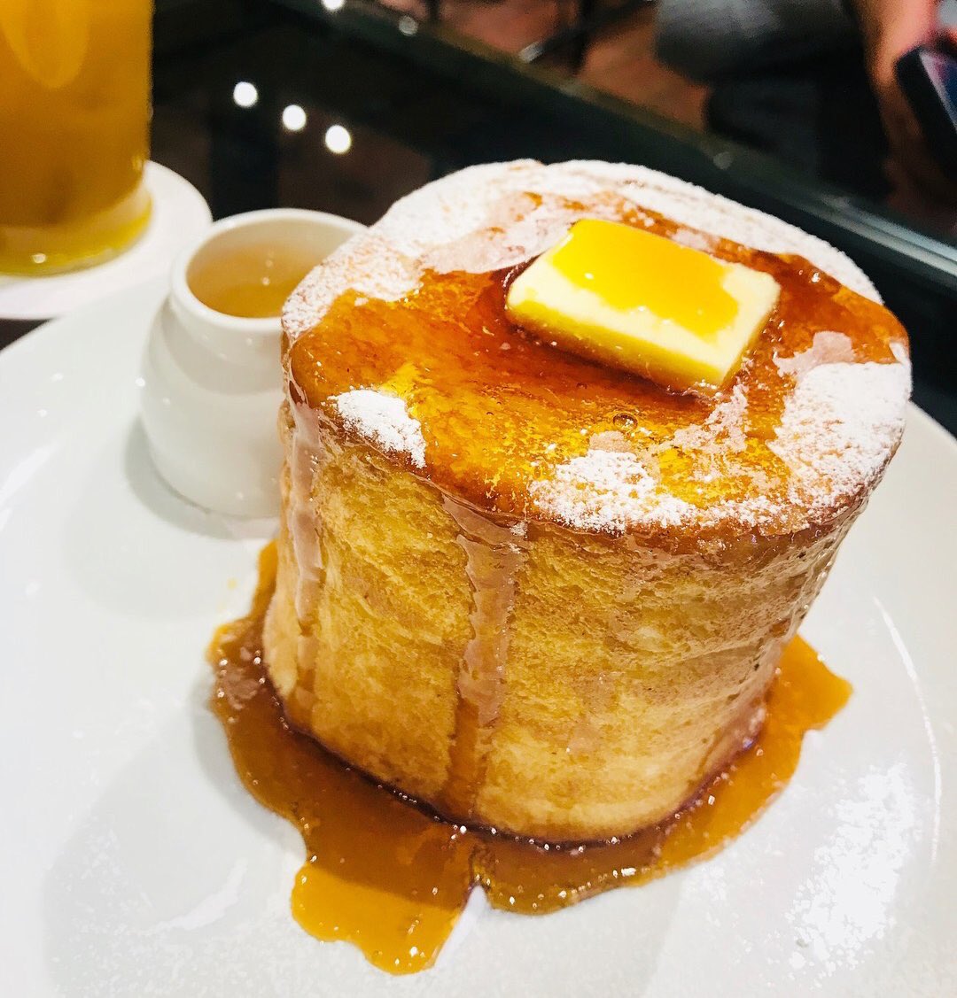 sweetroad5's tweet photo. 外はサクサク、中はふわっふわの高さ８cmの出来立て熱々のフレンチトーストが食べられる梅田にあるお店「TERRACE」✨ https://t.co/zmZqwTuxc4