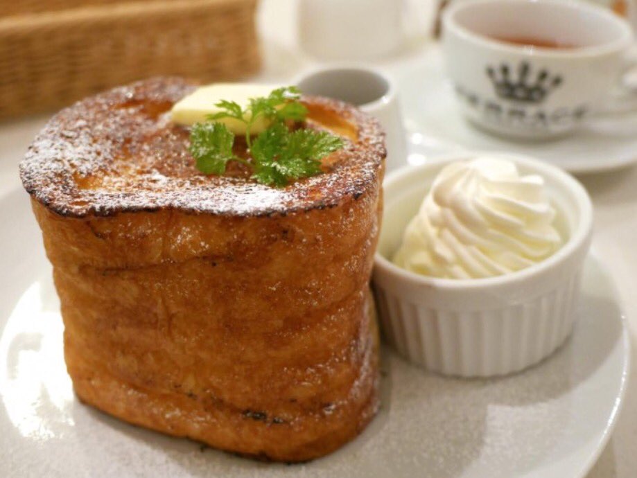 sweetroad5's tweet photo. 外はサクサク、中はふわっふわの高さ８cmの出来立て熱々のフレンチトーストが食べられる梅田にあるお店「TERRACE」✨ https://t.co/zmZqwTuxc4