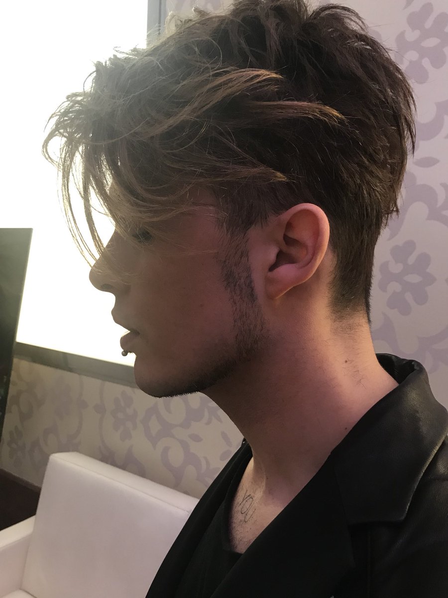 Stash_theKOLORS's tweet photo. Sappiate che @frafacchinetti  vuole tagliare ✂️ il mio ciuffo😄
Non ci riuscirà mai!!!!
-9 ore a #Sanremo2018  #Frida https://t.co/xLdME5XwEG