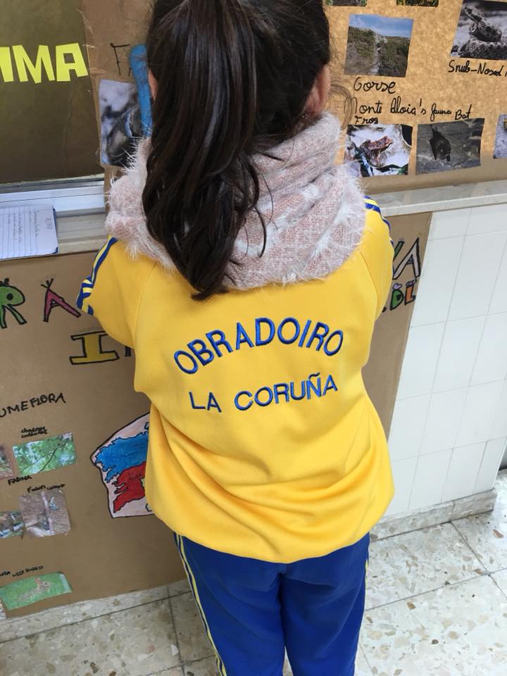 ObradoiroC's tweet photo. En el exterior no llegamos a los 4 grados de temperatura pero el frío no nos atemoriza, saludos a @vocescoruna 😀😀😀 #Feans #colegioobradoiro https://t.co/bV3OE8VKxh