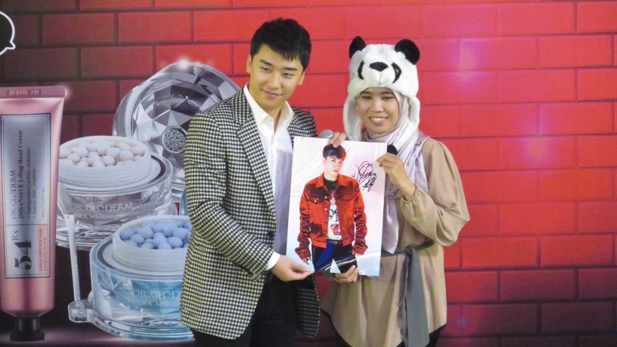 elsemeera's tweet photo. when i meet 😽🐼💙 #seungriinkl.  tq god my dream come true.  he so nice and friendly.  still shock and nervous he pick me.  🤗🙏😝 #lovemaknae https://t.co/Yz0MoxMbAd