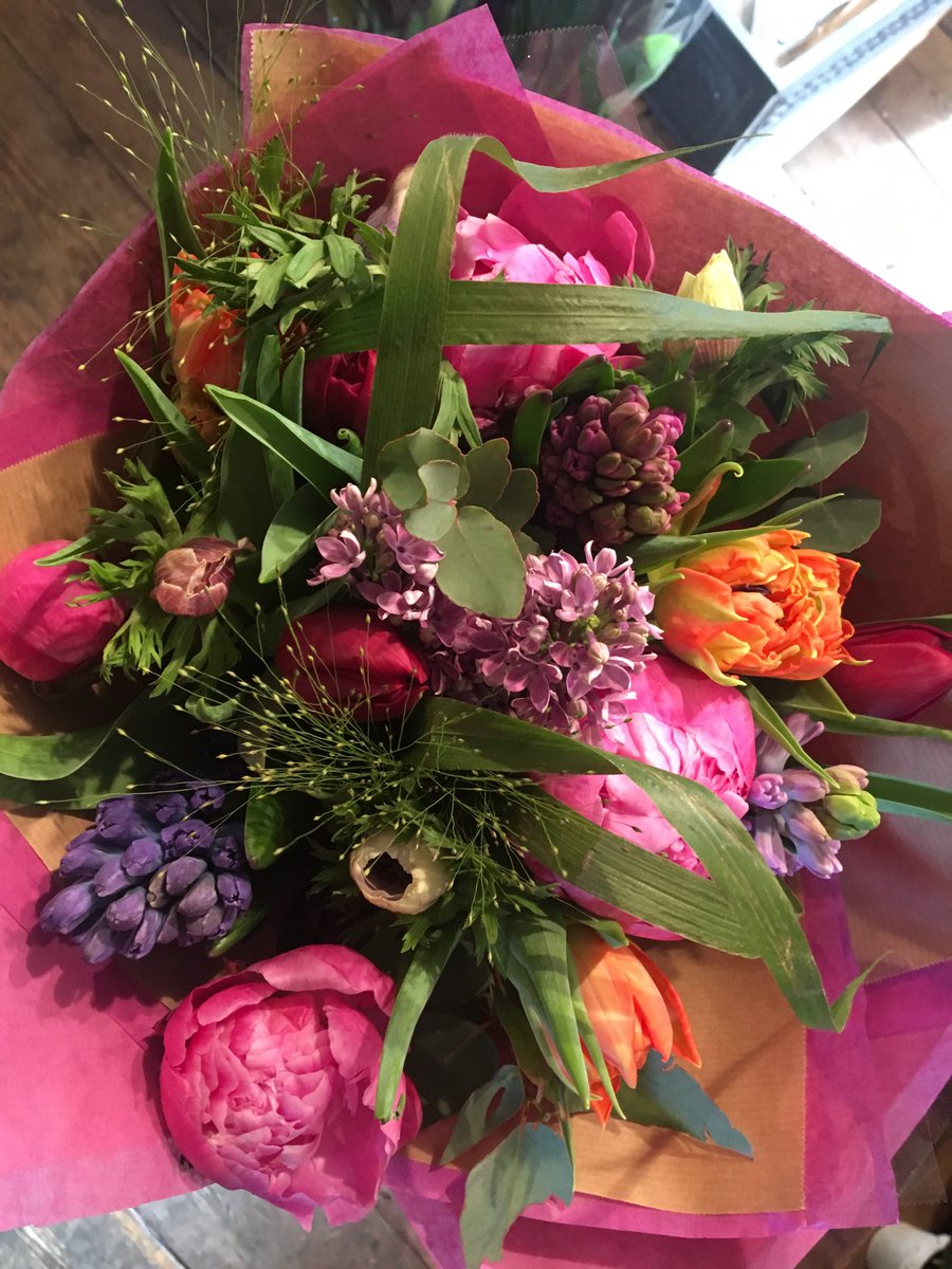 #springiscomming #alternativevalentinesday #loveflowers #henleybuylocal