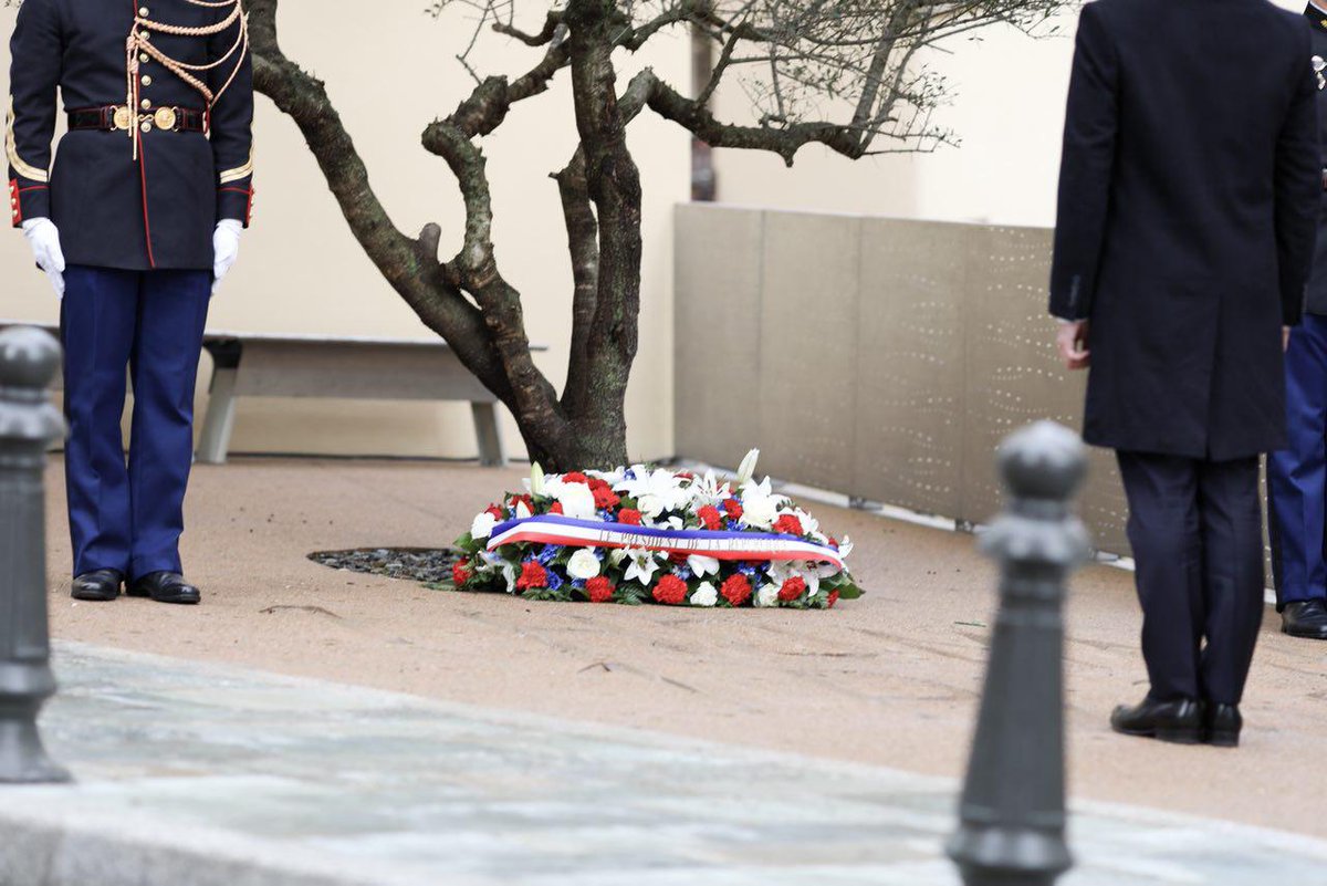 EmmanuelMacron's tweet photo. Claude Érignac s’était engagé avec courage et abnégation. Il avait gagné la confiance de tous et donnait l’exemple d’une République juste et attentive. https://t.co/o0eSbO4IxQ
