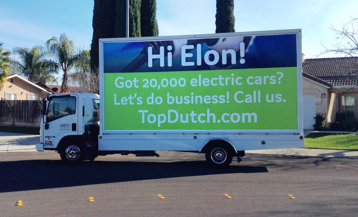 TopDutchCom's tweet photo. Ja we dachten, alleen maar twitteren is ook saai. Laten we ook wat billboards regelen in Palo Alto, Californië, vlakbij @Tesla headquarters ;) 

(de CO2 van die wagens doneren we aan de palmbomen) 

#TopDutch #Electrify

Heb jij ons al gebeld? Dat kan via https://t.co/2Fsn23SaLe https://t.co/koLC88t247