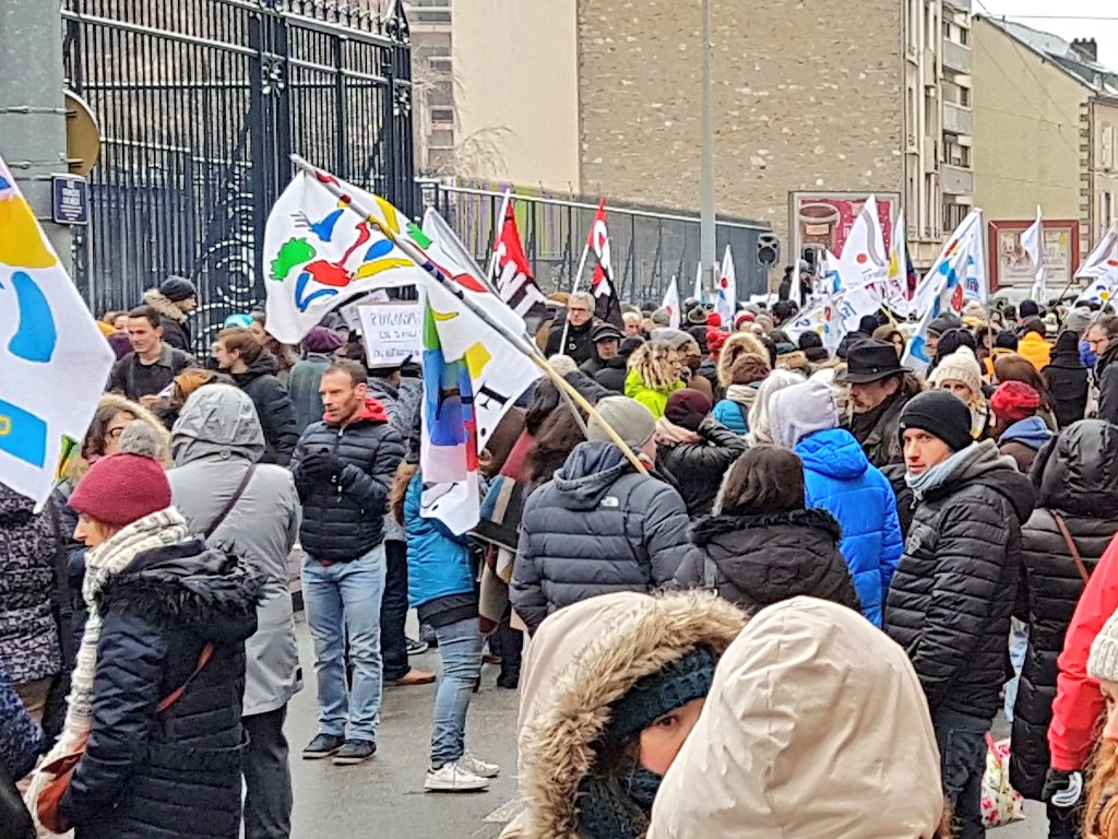 TMatonnat's tweet photo. #Limoges : entre 300 et 400 manifestants (enseignants, lycéens, parents d'élèves et élus) devant les grilles du Rectorat contre la baisse des moyens dans l'Éducation Nationale, la réforme du bac et les fermeture de classes dans le 1er degré https://t.co/bmr5RSYjdw