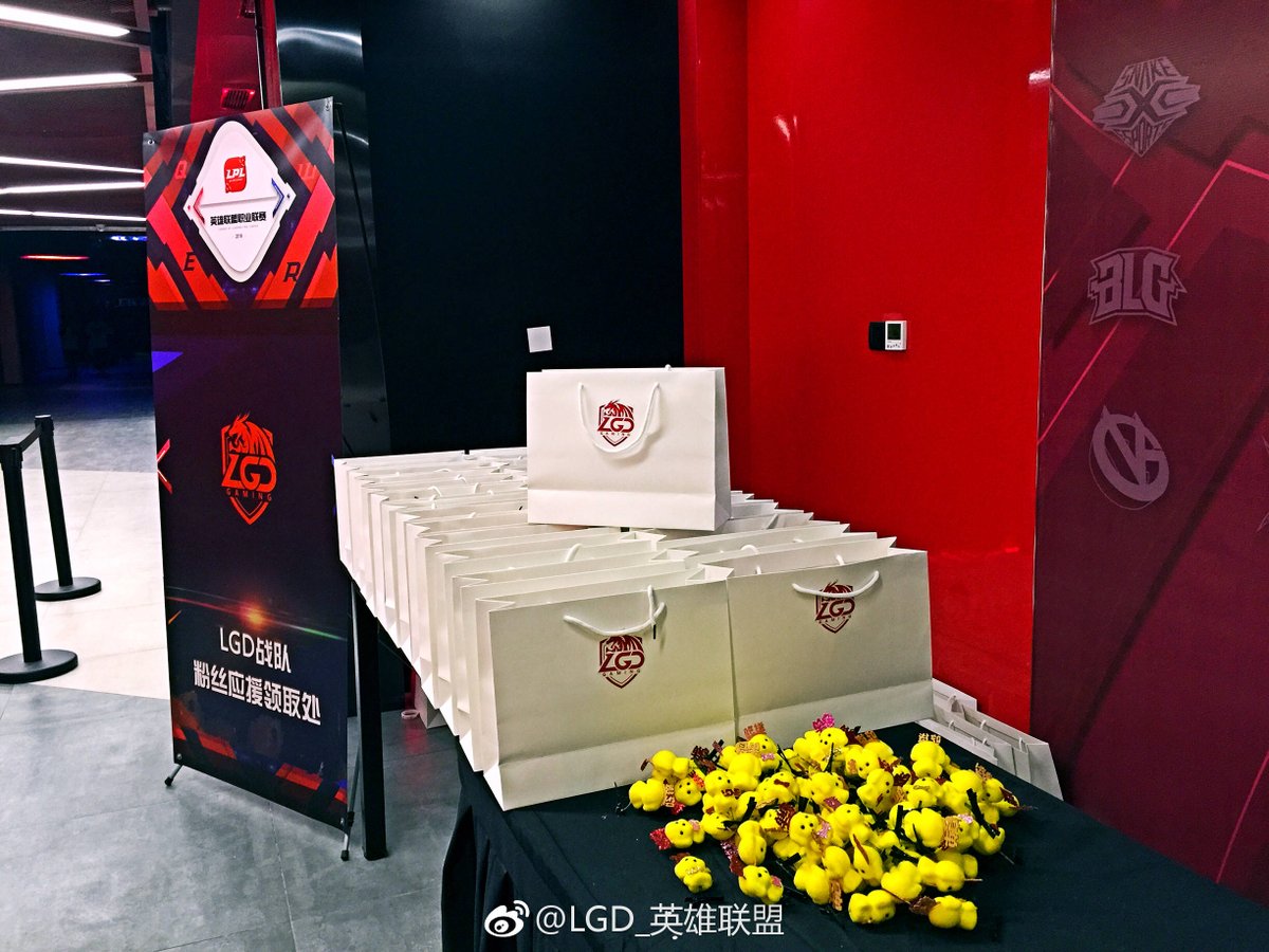 LGDgaming's tweet photo. We are live in our last match of LPL Week 4 against @SnakeEsportsLOL ! https://t.co/QIJCQDCUlu #LGDFighting !! https://t.co/g9rXpf1RT7