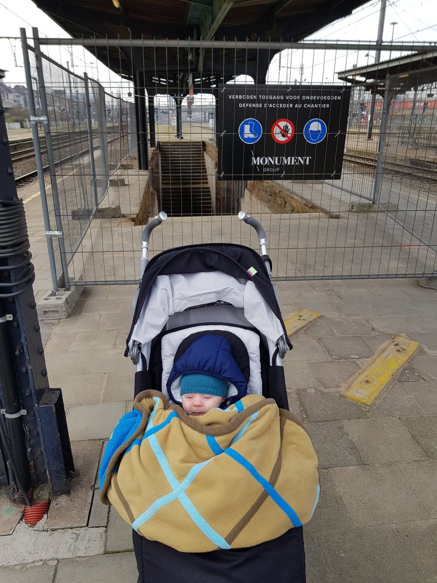 gemeenplaats's tweet photo. Beste @NMBS kunnen mijn zoon en ik hier binnenkort wel vlot omhoog? #Schaarbeek https://t.co/GhwF41Xyyv