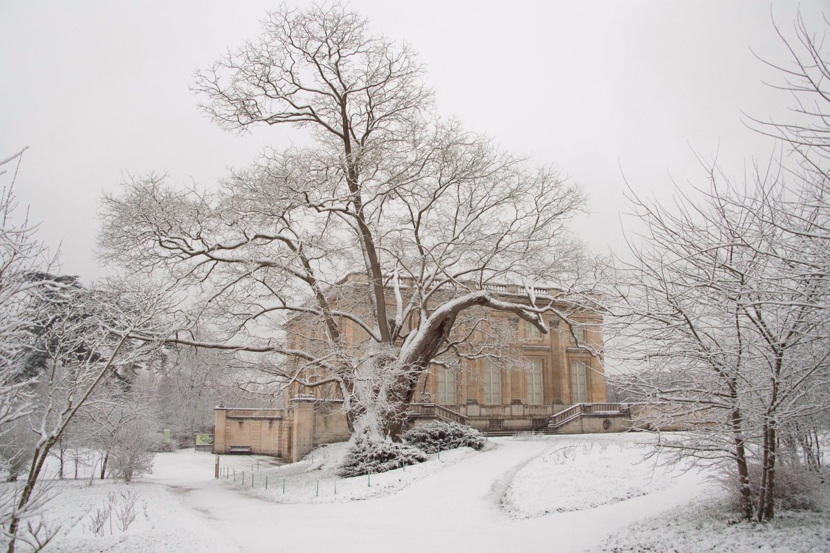 CVersailles's tweet photo. La neige tombe à gros flocons sur le domaine de Trianon ... / Snowflakes in the estate of Trianon ... https://t.co/mAu110jKk3