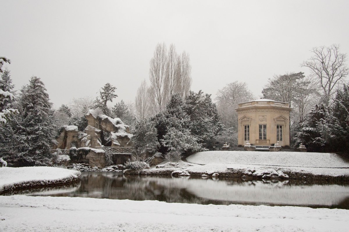 CVersailles's tweet photo. La neige tombe à gros flocons sur le domaine de Trianon ... / Snowflakes in the estate of Trianon ... https://t.co/mAu110jKk3