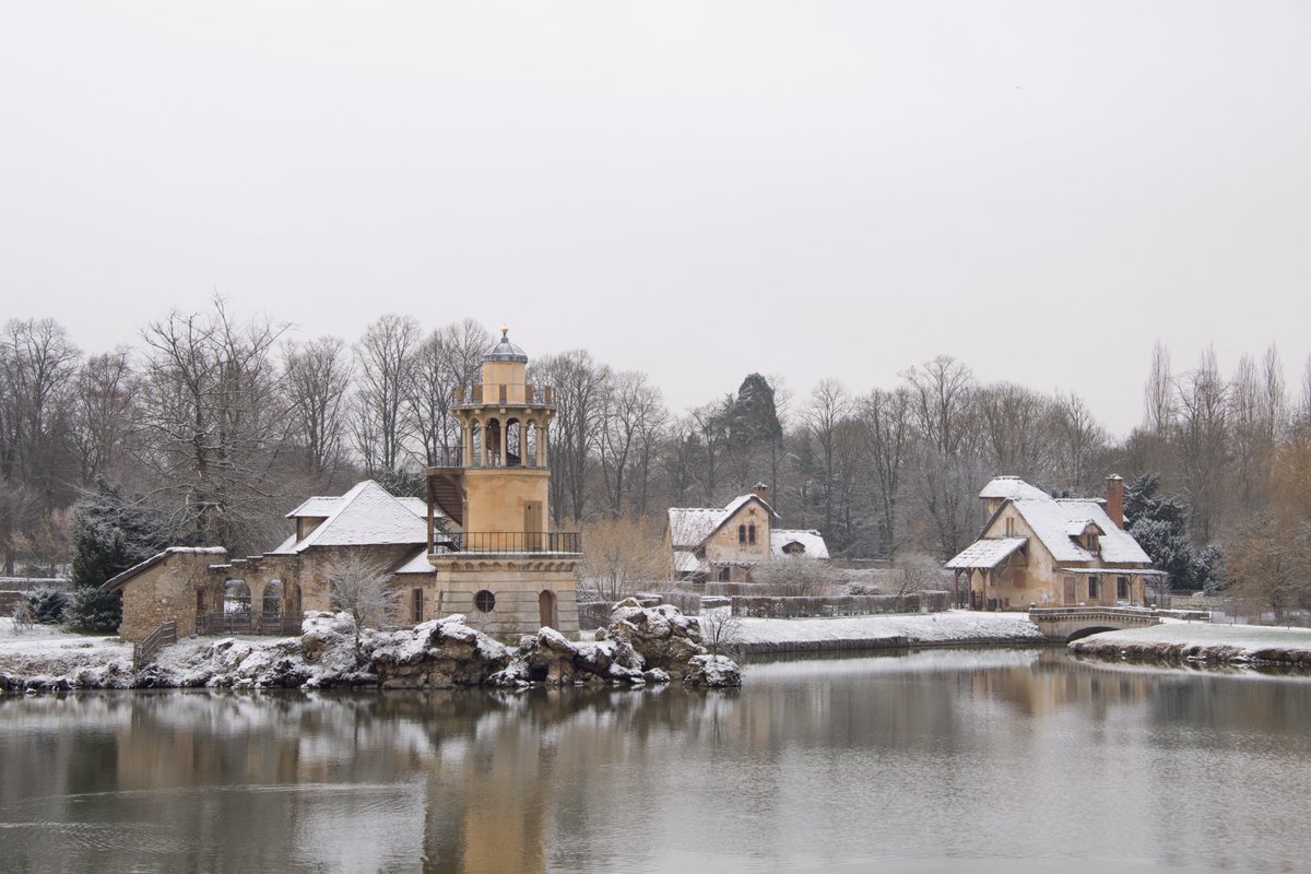 CVersailles's tweet photo. La neige tombe à gros flocons sur le domaine de Trianon ... / Snowflakes in the estate of Trianon ... https://t.co/mAu110jKk3