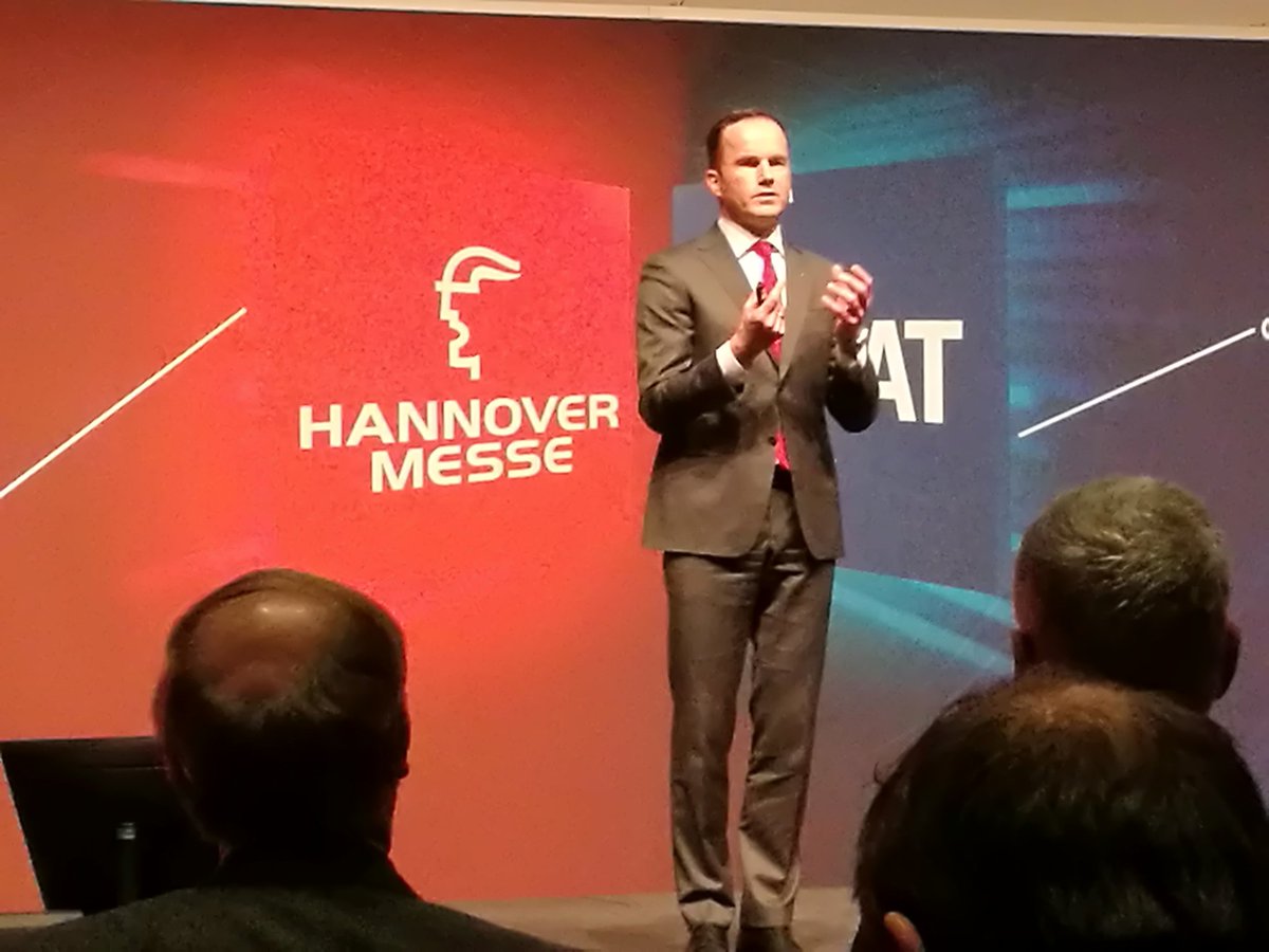 MaschinenMarkt's tweet image. Der Mensch wird in der Industrie 4.0 eine unverwechselbare Rolle spielen, ist sich Köckler sicher #HM18 #industrie40 #cemat18 @hannover_messe