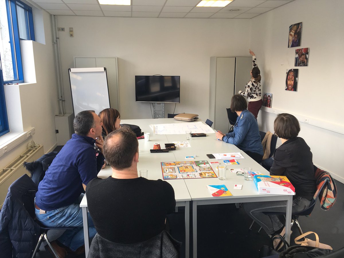 ElByrs's tweet photo. Weeral enthousiaste directieleden die het dankbaarste job spel leren kennen! #uitbeelden #dankbaarstejob #dienstencheques @TimSantitaar https://t.co/YX5zWi5LbZ