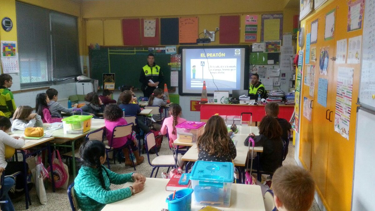 PoliciaAlboraia's tweet photo. La formació/conscienciació d'escolars i majors ��s clau per a previndre conductes i situacions de conflicte.
ℹ El passat 2017 es creà la #UPEF  (Unitat Policial d'Educació i Formació)
📊#EstadísticaPLA2017 https://t.co/tQymVxuxEL