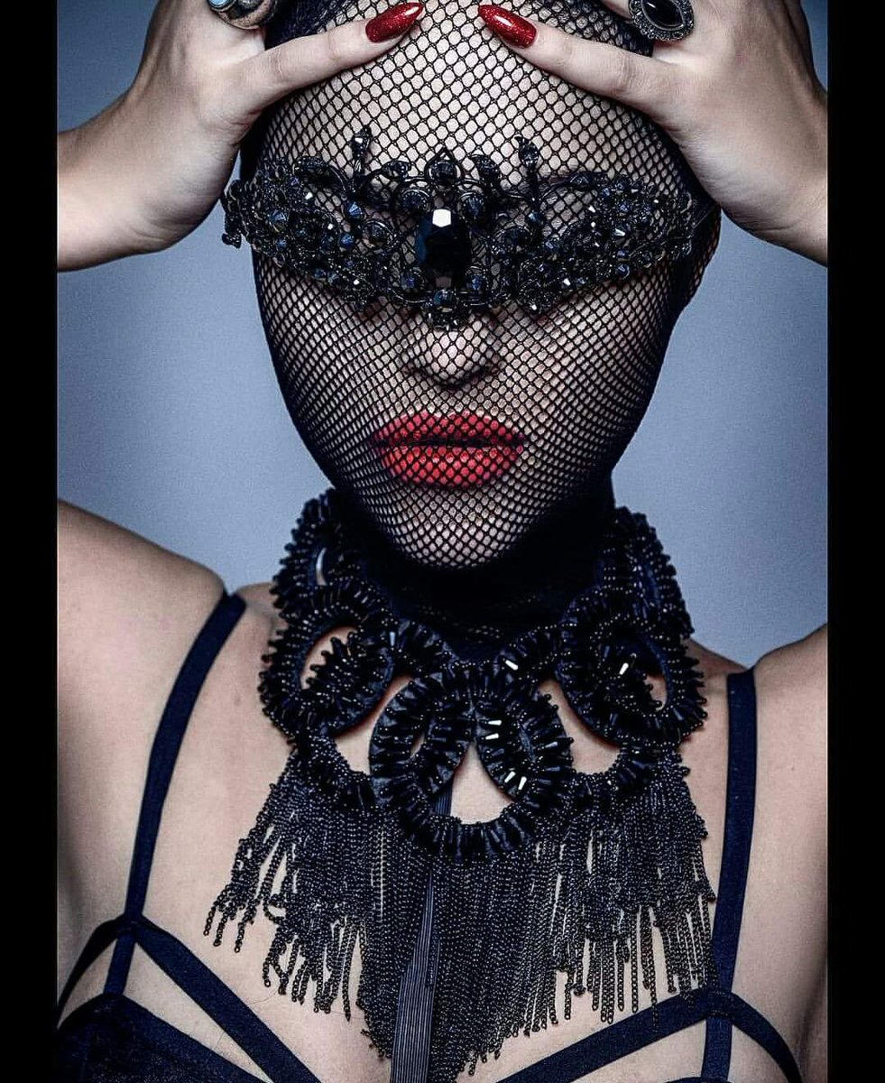 GlassReign's tweet photo. I loved how the stylist @arpitatrainingacademy used a @glassreign headband crown 👑 to cover the eyes of model @HammasaK and the netting over gave the perfect final touch! 😍 

Bold red lip &amp; nails by muah @ArpitaKarania 💋💅

Another gorgeous shot by @omjphotography 🔥 https://t.co/Oh6ooSLNde