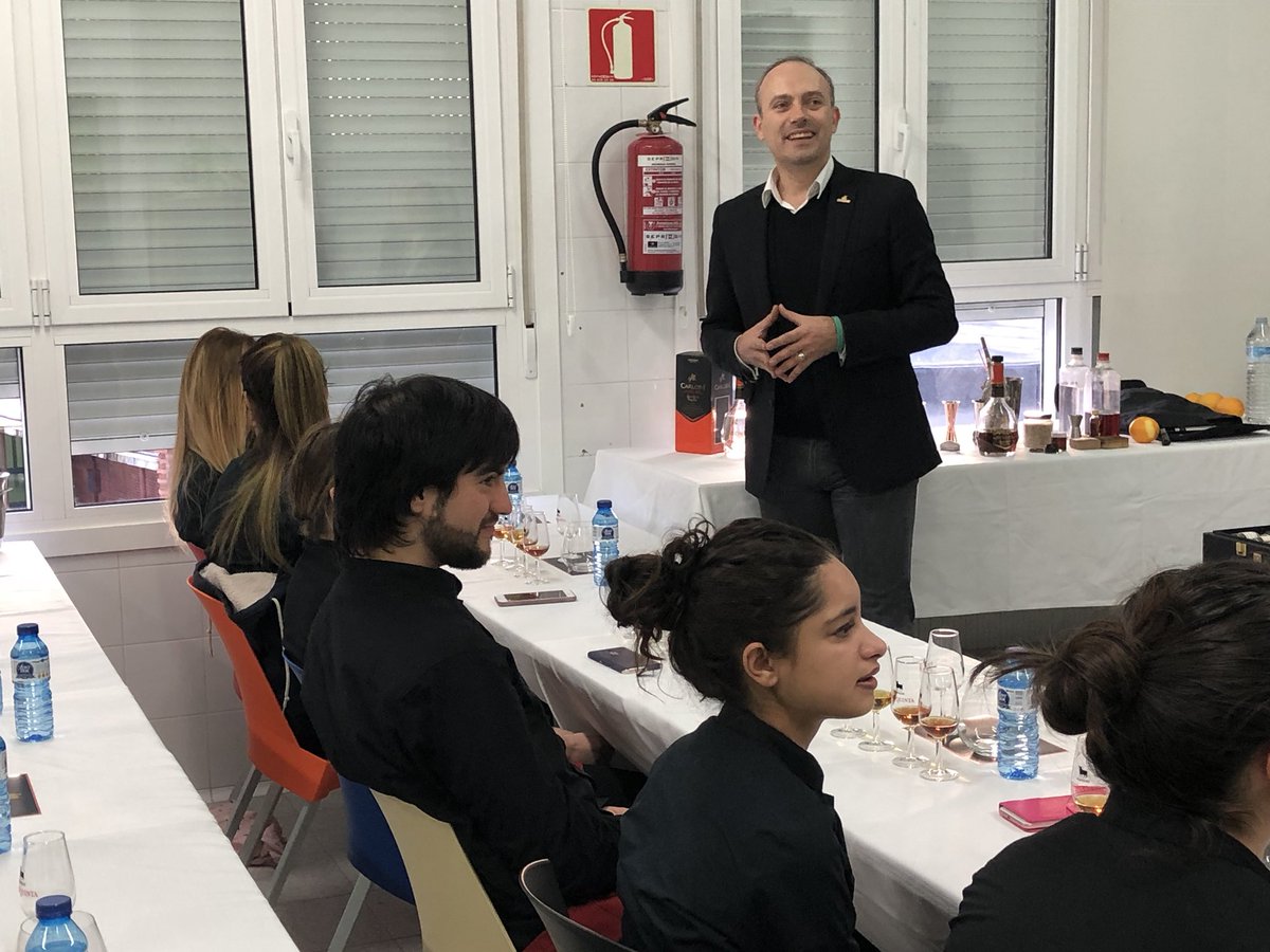 ostalaritzagal's tweet photo. Hoy cata brandy de #Jerez #bodegas @Osborne_es. Imparte Emmanuel Dupont-Machet  estupenda máster class promovido por @abbizkaia para alumnado 1Servicios @ostalaritzagal #aprenderhaciendo #ikastekogosez @FPeuskadi @jarevalo_FP  @tknika @GDKOUdala @GaldakaoDendari @IkaslanBizkaia https://t.co/dTzaqvPvCd