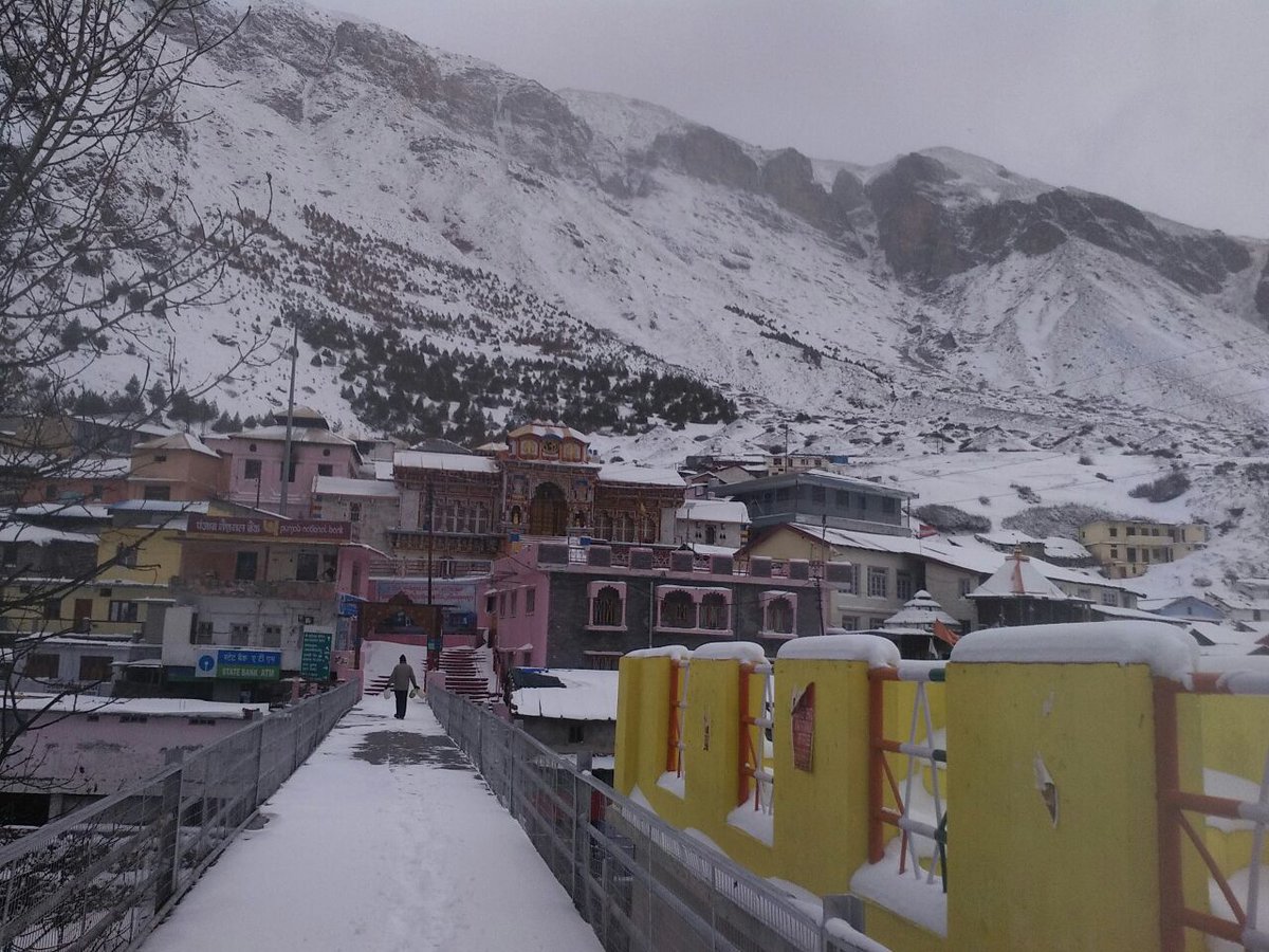 kamaljoshimath's tweet photo. बदरीनाथ में हुई बर्फबारी, बर्फ की सफेद चादर में लिपटा भगवान विष्णु का धाम बदरीनाथ,
#Badrinathsnowfall #Cold
@SanjayBragta @manjeetnegilive @ReporterRavish @dimri_vikesh https://t.co/ARMUnDYY0G