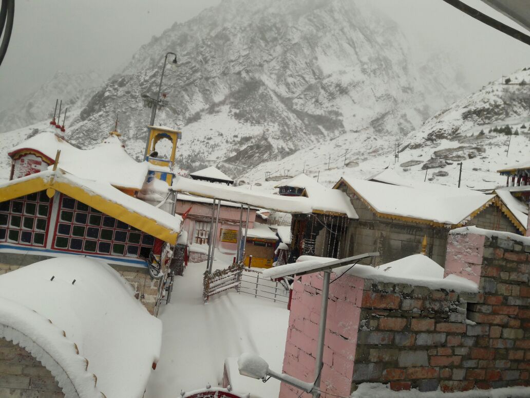 kamaljoshimath's tweet photo. बदरीनाथ में हुई बर्फबारी, बर्फ की सफेद चादर में लिपटा भगवान विष्णु का धाम बदरीनाथ,
#Badrinathsnowfall #Cold
@SanjayBragta @manjeetnegilive @ReporterRavish @dimri_vikesh https://t.co/ARMUnDYY0G