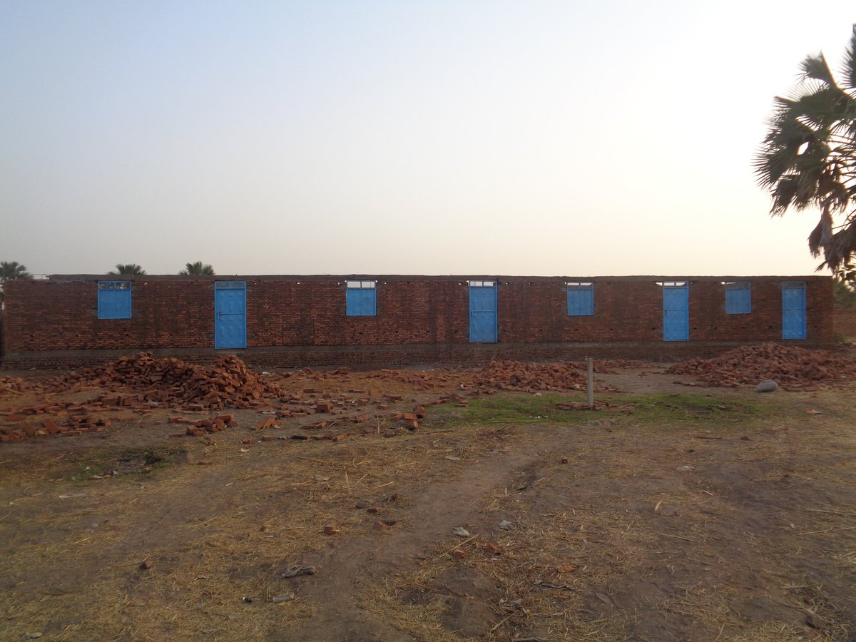 jm_elbarbas's tweet photo. No es facil construir en un país que lleva tantos años en guerra, en una zona tan remota. Pero la Escuela Infantil de Gogrial financiada por una familia de españoles por medio de @AfricaDirecto avanza poco a poco. Estos niños merecen tener su Escuela, y la van a tener! Gracias!😉 https://t.co/qC39zaWwxX