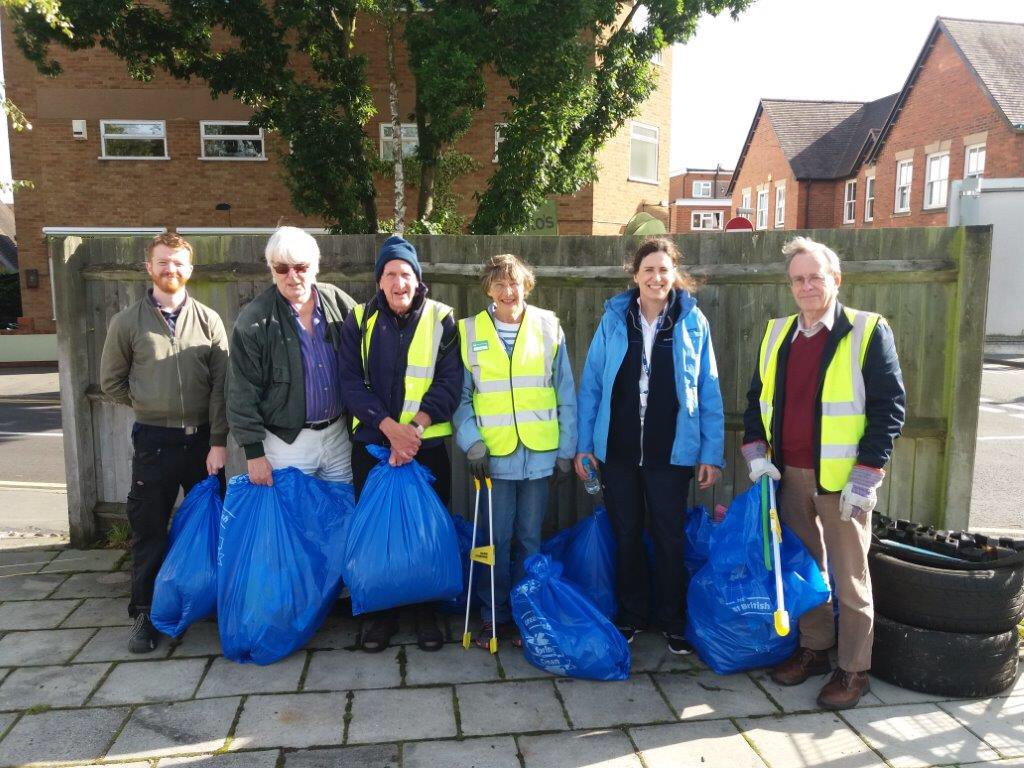 LoveSolihull's tweet photo. Love Solihull (@SolihullCouncil)  are supplying refuse sacks and equipment to residents, groups &amp; businesses taking part in this year's #GreatBritishSpringClean. To get involved email: LoveSolihull@solihull.gov.uk or inbox us!#Litterheros #GBSpringClean #LoveSolihull #Community https://t.co/9yCnREhij1