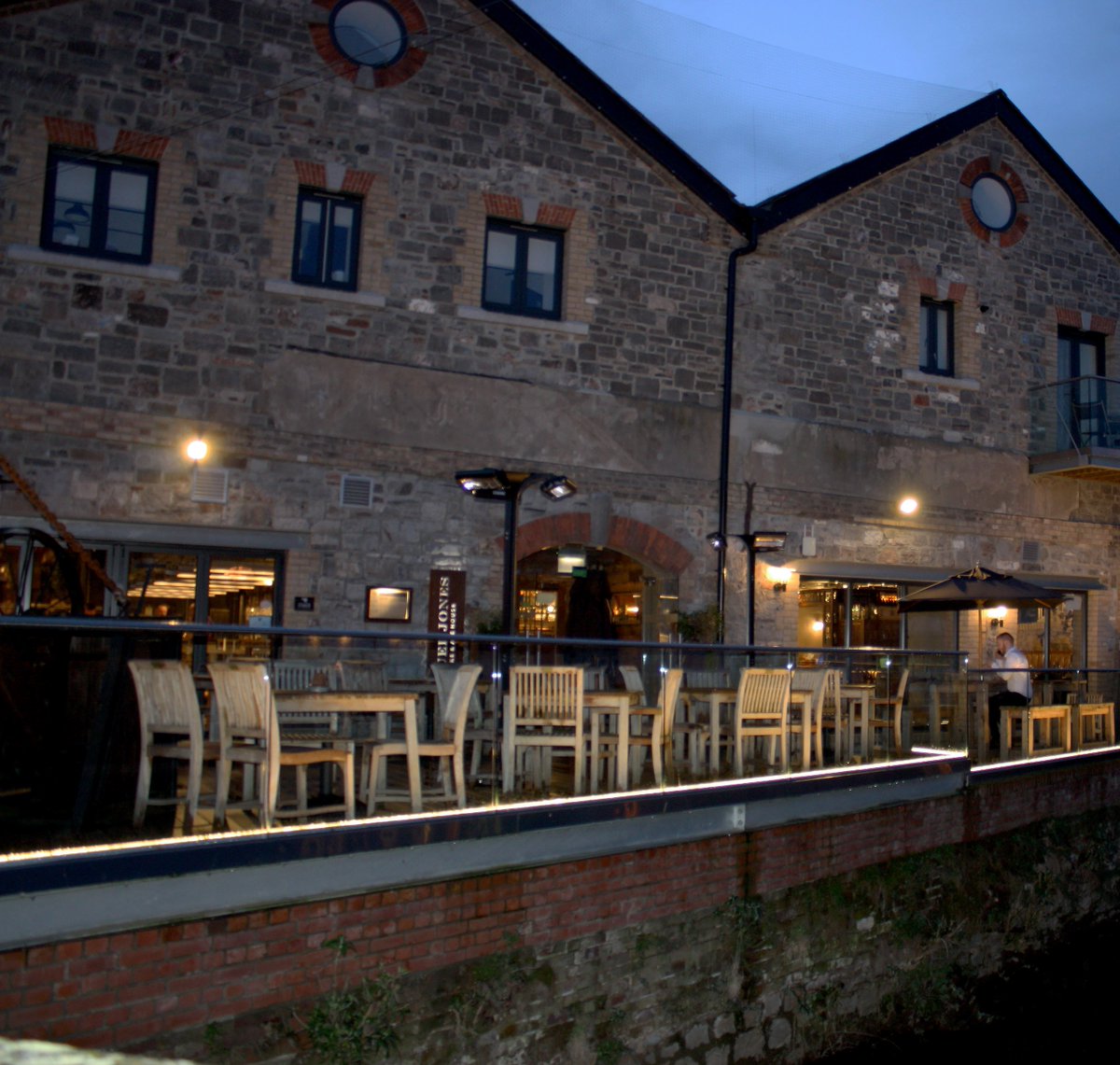 iGuzzini's tweet photo. #TransformingTuesday Great #lightingdesign by #Lighting Force featuring #UnderscoreInOut transforms & redefines @SamuelJonesExe @StAustellBrew. Learn more about the subtle lines of #light > https://t.co/3t2MTOydkt https://t.co/FntyvBV0Qo
