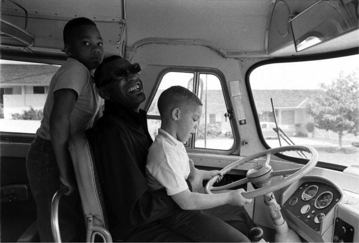 DiscountSuitCo's tweet image. Brother Ray messes around with his sons on the tour bus, 1966.

#discountsuitcompany #messaround #raycharles #thegenius #music #history #throwback #funk #soul #motown #vinyl #spitalfields #eastlondon