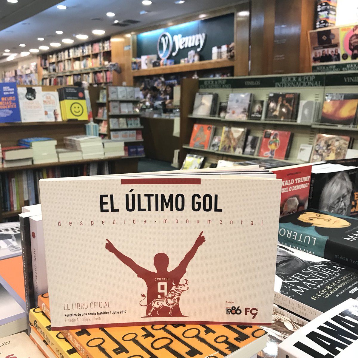 Revista1986's tweet photo. ⚽️ #ElUltimoGol 🥅
Ya está en todas las librerías Yenny, El Ateneo y Cúspide del país 📚 @Fercaveoficial
También podés conseguirlo en https://t.co/aKEaVfJlm5 📕 https://t.co/uHuRbrnera