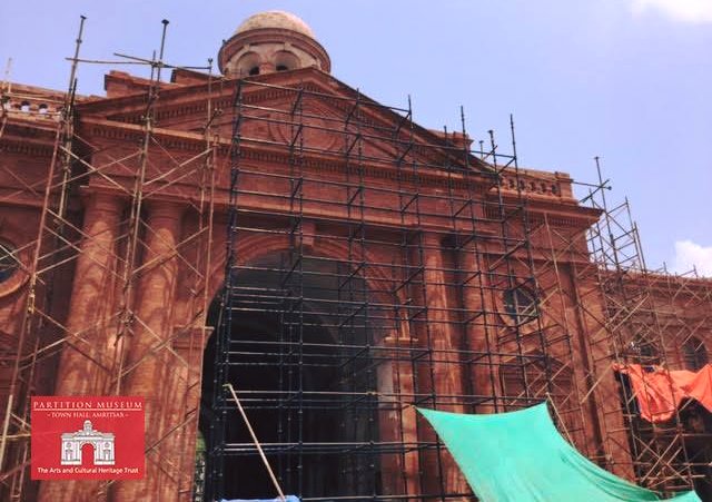PartitionMuseum's tweet photo. The #magnificent #TownHall at #Amritsar was built in 1864 by John Gordon, costing #INR 1.5 lakhs.The building suffered damage during the #PunjabUprising of 1919, was rebuilt, witnessing #violence again in 1947. #Today this #restoredbuilding houses the world's 1st #PartitionMuseum https://t.co/Q0CRufRSyd